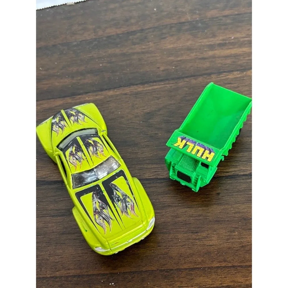 Maisto Marvel Incredible Hulk 2000 Chevrolet SSR 1/36 & Dump Truck Diecast Lot